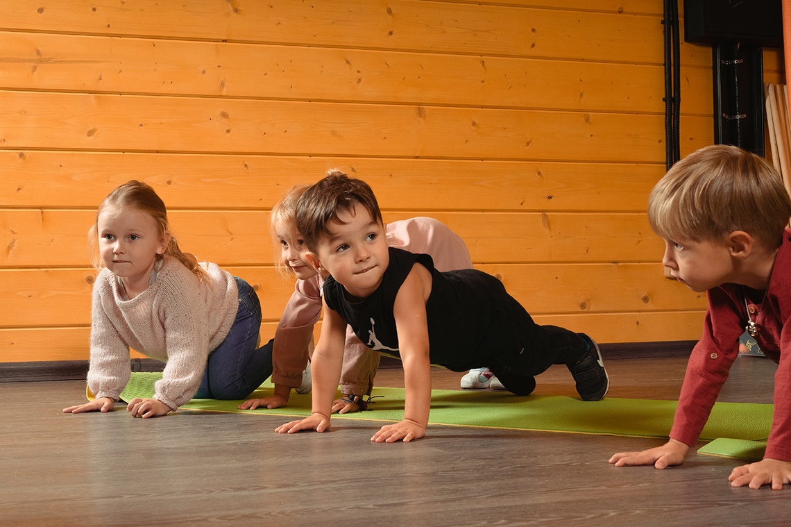 Детская тренировка в фитнес-студии (фото: razdolye.fit), Фитнес